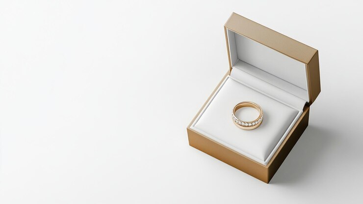 hermoso anillo de bodas de varios colores aislados en el fondo de color concepto de boda y compromiso