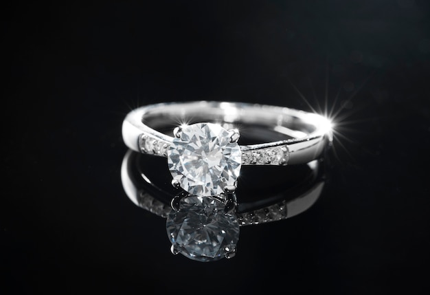 Foto hermoso anillo de compromiso con diamantes