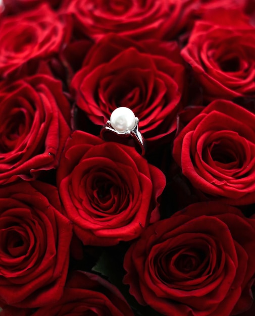Hermoso anillo de perlas de oro blanco y ramo de rosas rojas regalo de amor de joyería de lujo en el Día de San Valentín y vacaciones románticas