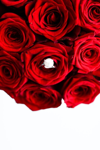 Hermoso anillo de perlas de oro blanco y ramo de rosas rojas regalo de amor de joyería de lujo en el Día de San Valentín y vacaciones románticas