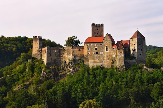 Hermoso y antiguo castillo Herdegg en la bonita campiña del Parque Nacional de Austria Thaya Valley Baja Austria Europa