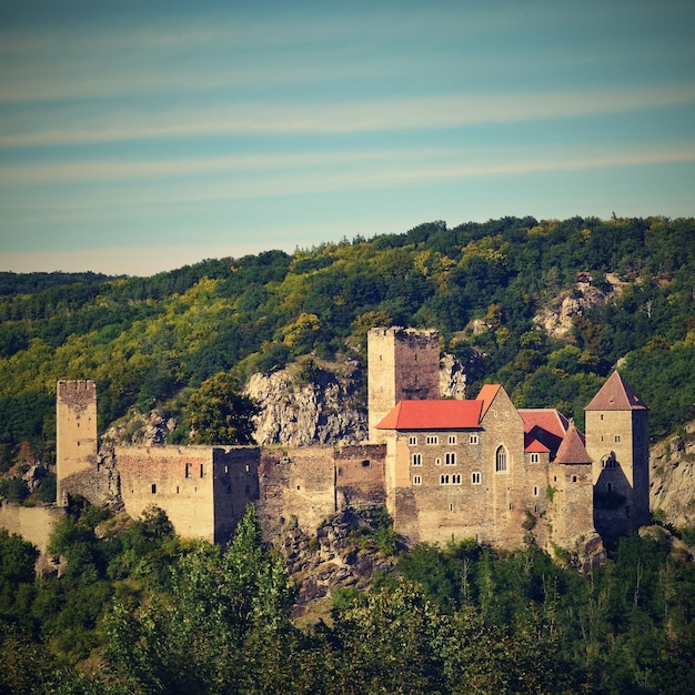 Hermoso y antiguo castillo Herdegg en la bonita campiña del Parque Nacional de Austria Thaya Valley Baja Austria Europa