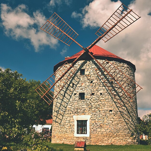 Hermoso y antiguo molino de viento y paisaje con el sol Ostrov u Macochy República Checa Europa