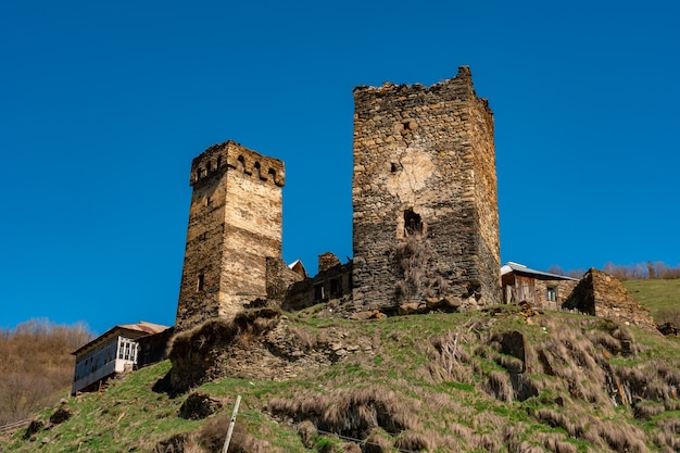 Hermoso y antiguo pueblo de Davberi con sus torres Svan