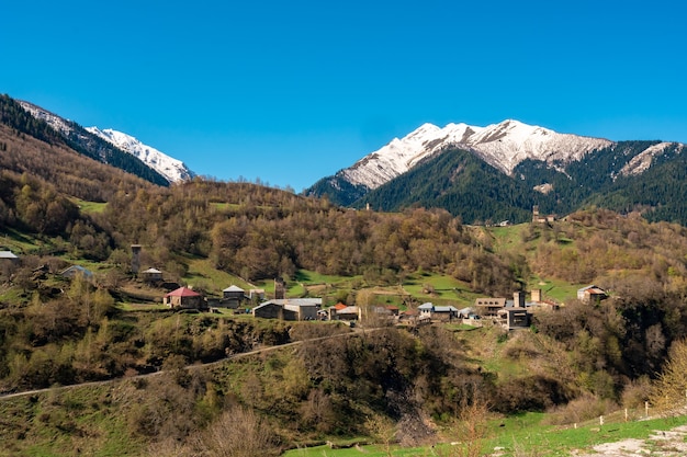 Hermoso y antiguo pueblo de Zegani con sus torres Svan