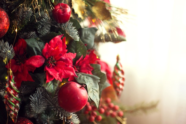 Foto hermoso árbol de navidad con adornos brillantes