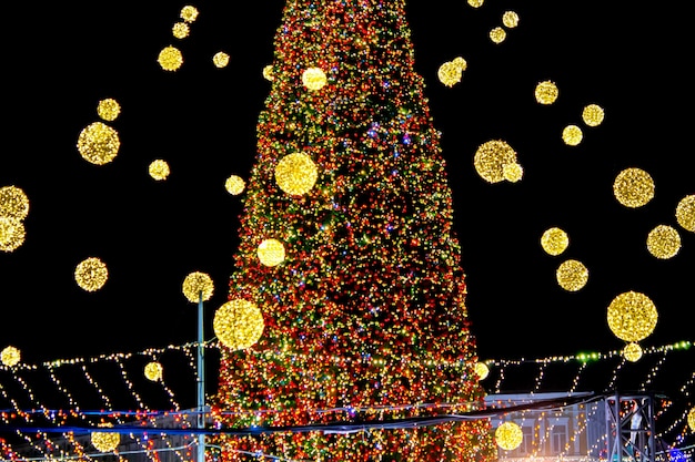 Hermoso árbol de Navidad y árbol de Año Nuevo decorado con guirnaldas multicolores