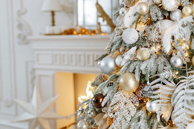 Hermoso árbol de Navidad con decoración festiva closeup