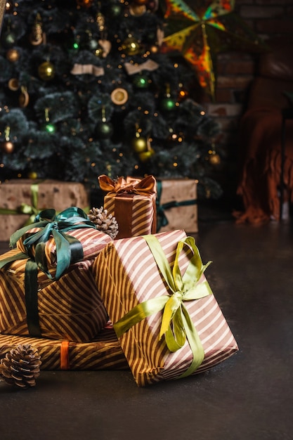 Hermoso árbol de Navidad decorado con juguetes y regalos.