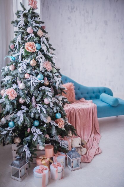 Hermoso árbol de Navidad decorado con juguetes