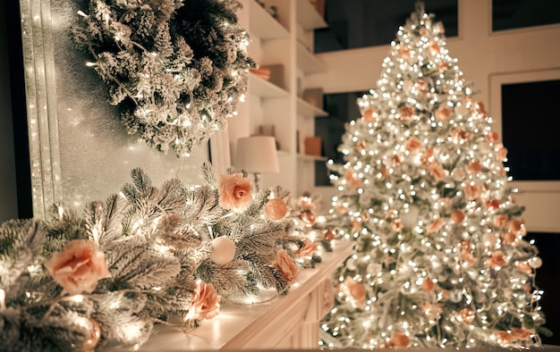 El hermoso árbol de navidad con una guirnalda.