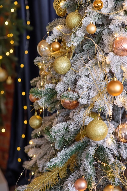 Hermoso árbol de Navidad con guirnaldas, bolas y juguetes Preparando tu hogar para el nuevo año