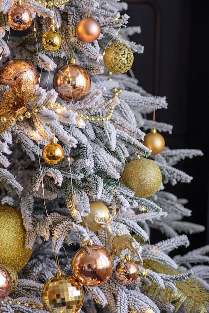 Hermoso árbol de Navidad con guirnaldas, bolas y juguetes Preparando tu hogar para el nuevo año