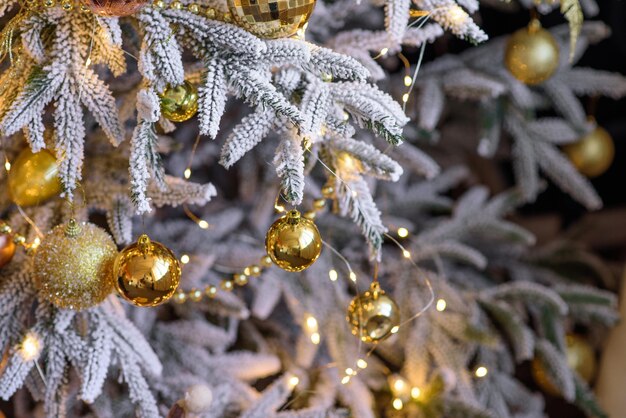 Hermoso árbol de Navidad con guirnaldas, bolas y juguetes Preparando tu hogar para el nuevo año