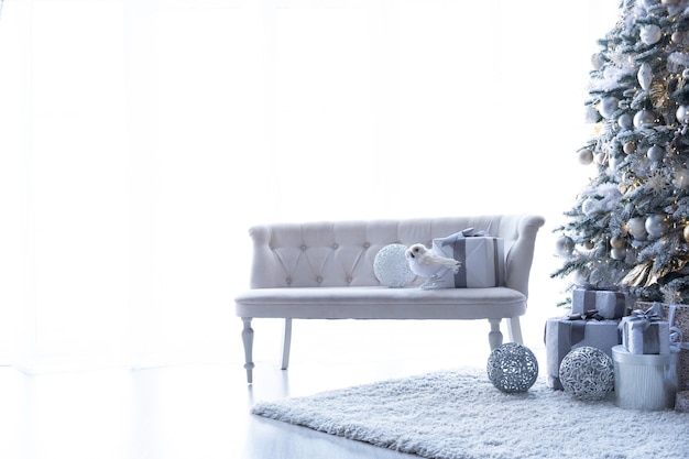 Foto hermoso árbol de navidad en el interior con espacios en blanco para texto