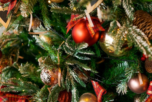 Hermoso árbol de Navidad con luces de hadas y bolas y juguetes de decoración festiva