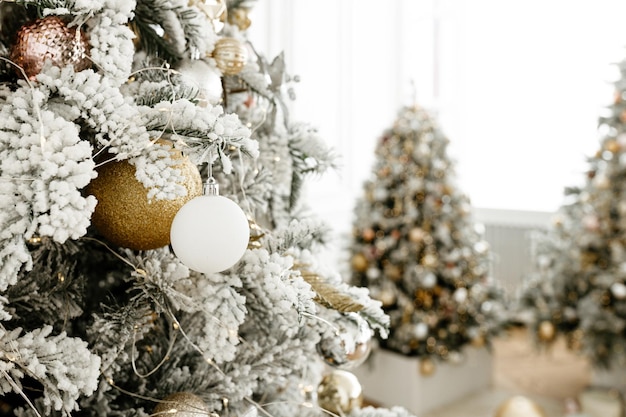 Hermoso árbol de Navidad en una luminosa sala de estar decorada