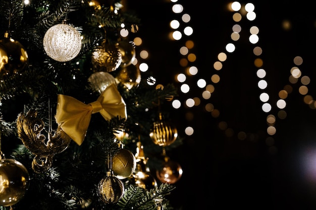 Hermoso árbol de Navidad en el primer plano de la noche