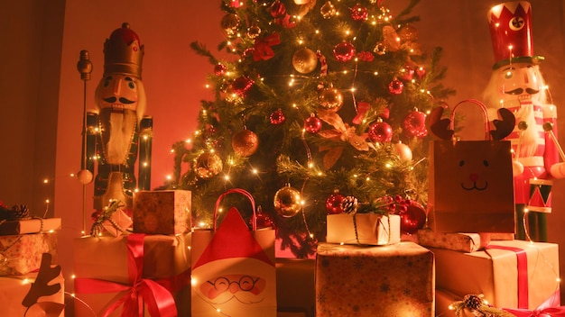 Hermoso árbol de navidad con regalos en casa