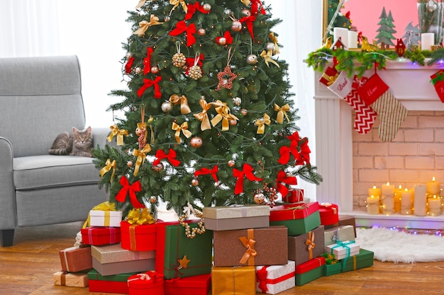 Hermoso árbol de Navidad con regalos en la sala de estar