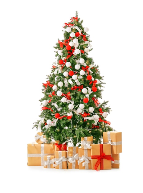 Hermoso árbol de Navidad con regalos sobre fondo blanco.