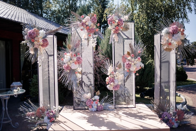 Hermoso arco de boda para la ceremonia de la boda de los recién casados.