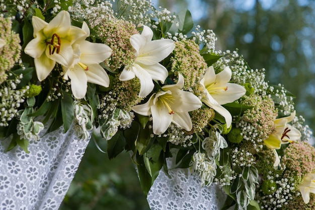 Hermoso arco de boda decorado para la ceremonia al aire libre