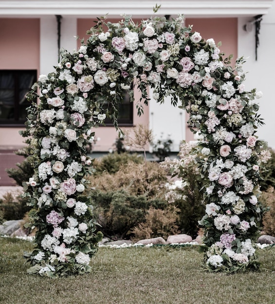 Hermoso arco de boda con flores.