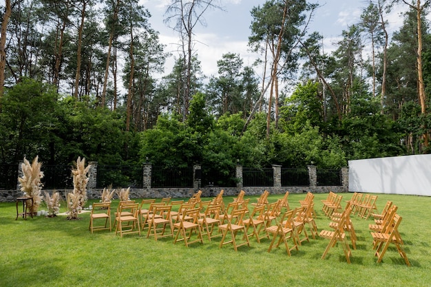 Hermoso arco de boda con sillas en un clima soleado Ceremonia de boda