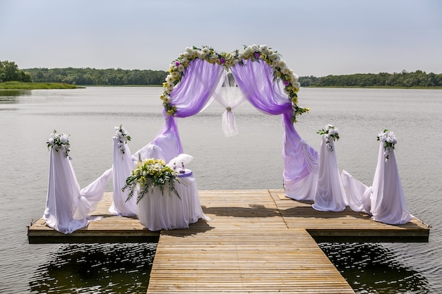 Hermoso arco de bodas en la playa