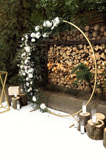 Foto un hermoso arco en la ceremonia de la boda decorado con flores se alza en el exterior. decoraciones de boda en estilo rústico.