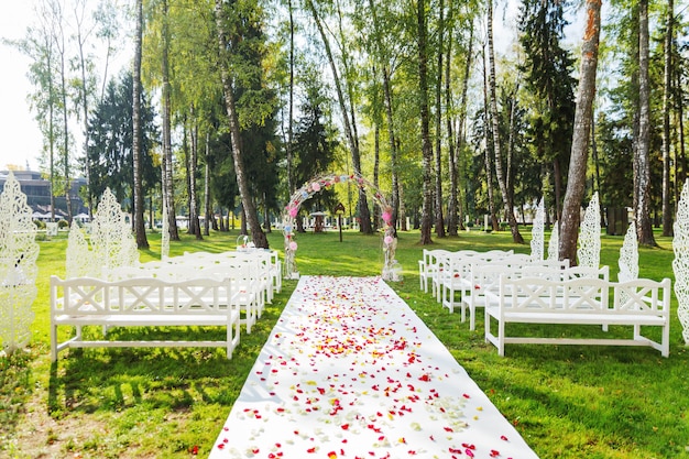 Hermoso arco floral para ceremonia de boda.