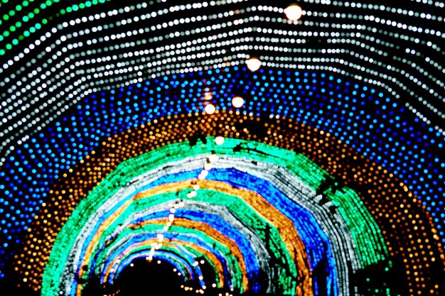 Hermoso arco de iluminación colorido en el jardín.