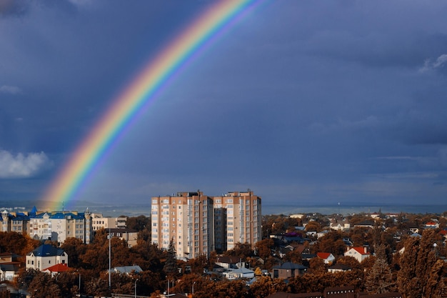 hermoso arco iris brillante sobre la ciudad. foto de alta calidad