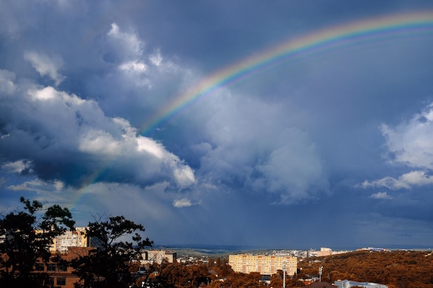 hermoso arco iris brillante sobre la ciudad. foto de alta calidad