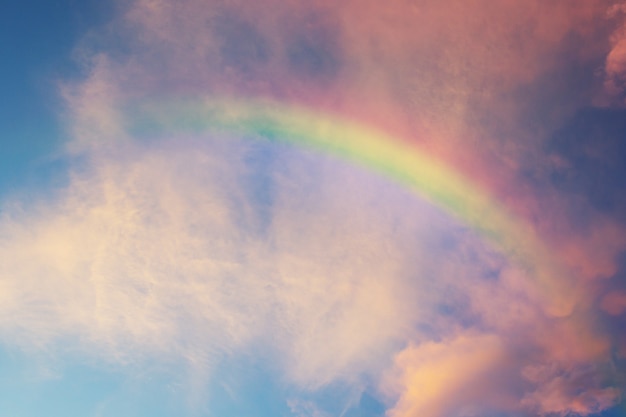 Hermoso arco iris clásico en el cielo azul después de la lluvia