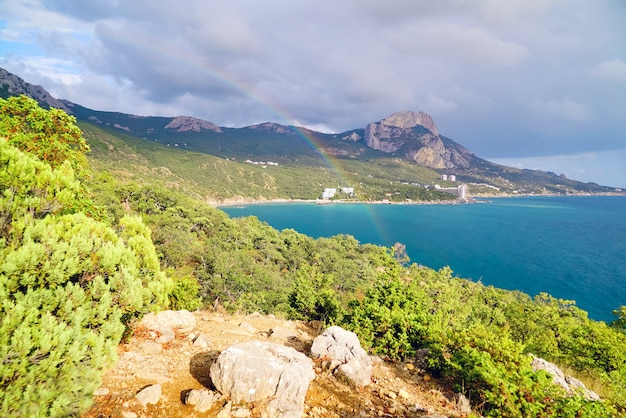 Hermoso arco iris sobre una bahía de Laspi
