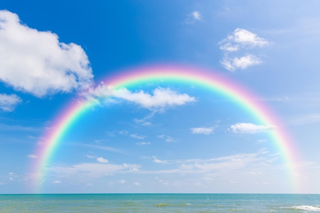 hermoso arco iris sobre el mar tropical y la isla