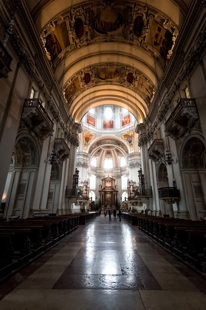 Hermoso arco largo en la catedral católica de Salzburgo.