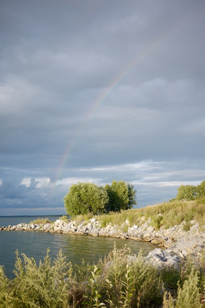 un hermoso arcoiris junto al mar