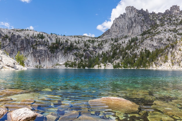 Foto hermoso área silvestre de los lagos alpinos en washington, ee.