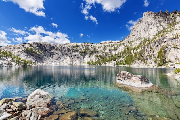 Hermoso área silvestre de los lagos alpinos en Washington, EE.