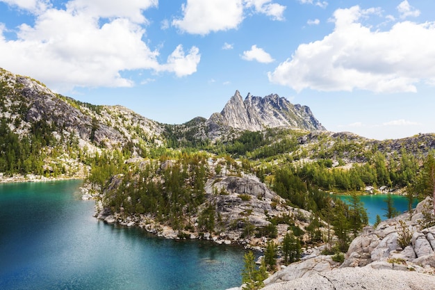 Hermoso área silvestre de los lagos alpinos en Washington, EE.