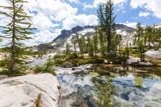 Hermoso área silvestre de los lagos alpinos en Washington, EE.