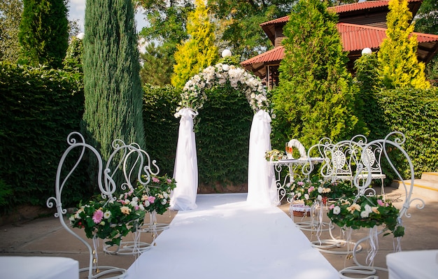 Hermoso arreglo floral de bodas de asientos a lo largo del pasillo