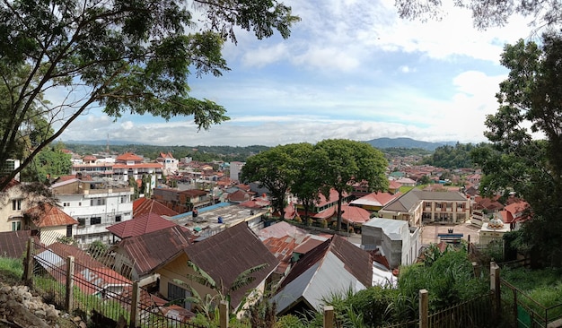 Foto hermoso asentamiento desde la colina bajo el cielo.