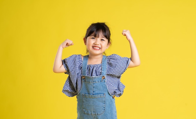 hermoso, asiático, niña, retrato, aislado, en, fondo amarillo