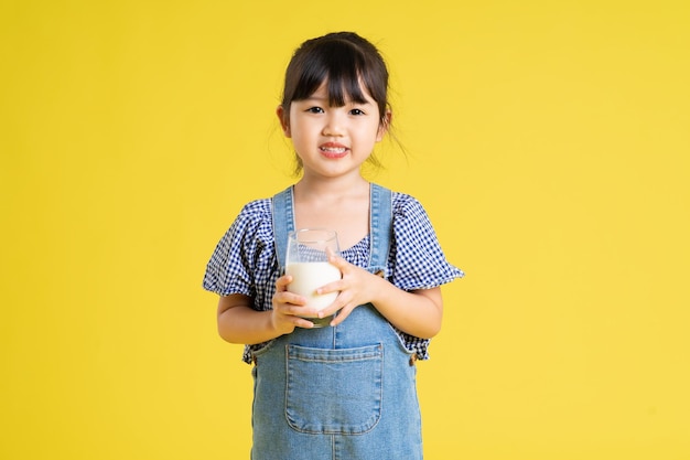 hermoso, asiático, niña, retrato, aislado, en, fondo amarillo