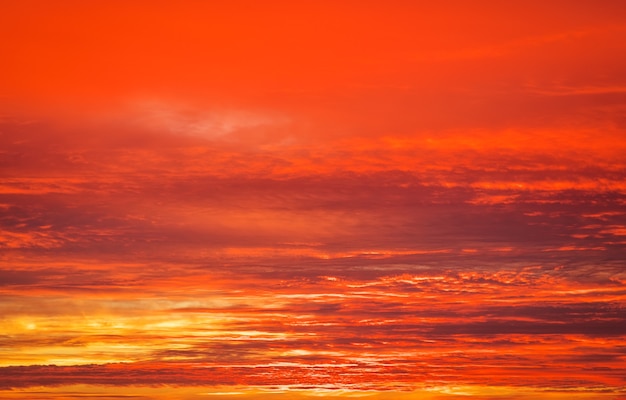 Hermoso atardecer apocalíptico naranja y rojo ardiente cielo.