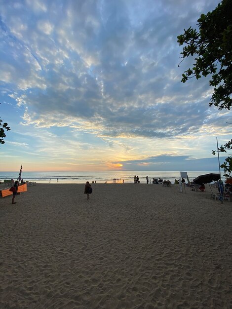 hermoso atardecer en Bali el cielo se refleja en el océano